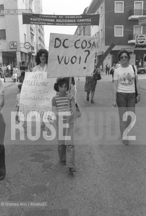 MESTRE 1977 MANIFESTAZIONE FEMMINISTE © ARCHIVIO Graziano Arici/Rosebud2   MANIFESTAZIONE DIRITTI DONNE ABORTO CORTEO STRISCIONI CARTELLONI