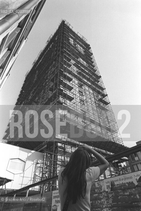 MESTRE 1977 COSTRUZIONE PALAZZO © ARCHIVIO Graziano Arici/Rosebud2  PALAZZO IMPALCATURE COSTRUZIONE VISTA DAL BASSO RAGAZZA CHE FOTOGRAFA