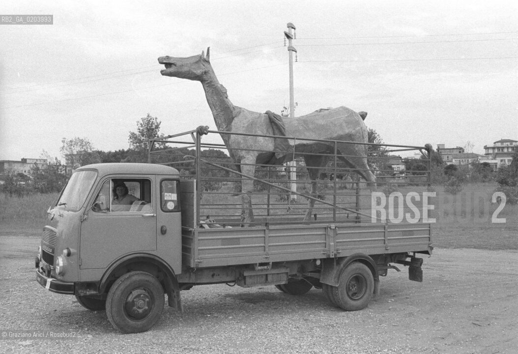 JESOLO 1977 TRASPORTO MARCOCAVALLO © ARCHIVIO Graziano Arici/Rosebud2    SCULTURA VITTORIO BASAGLIA PAZIENTI OSPEDALE PSICHIATRICO TRIESTE PSICHIATRA FRANCO BASAGLIA