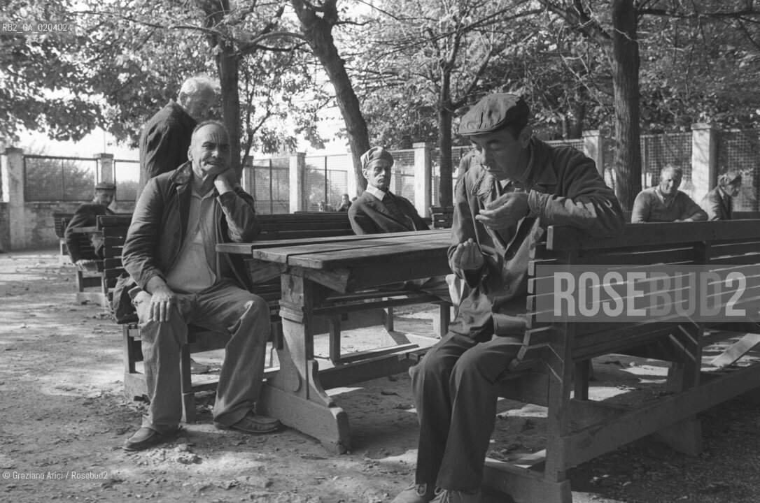 VENEZIA 1977 PAZIENTI IN GIARDINO  © ARCHIVIO Graziano Arici/Rosebud2  OSPEDALE PSICHIATRICO ISOLA SAN CLEMENTE MOSTRA TITO
