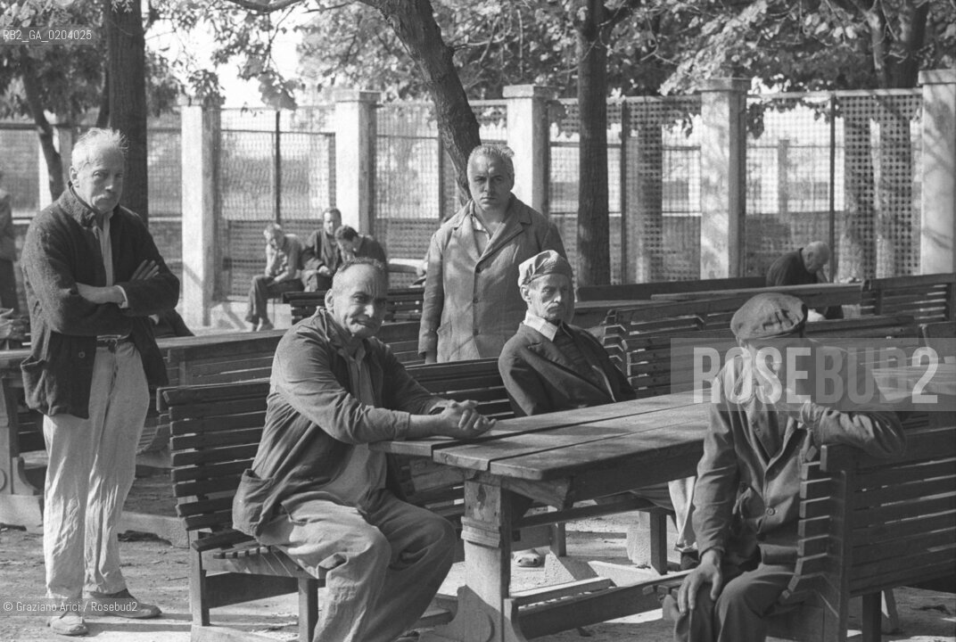 VENEZIA 1977 PAZIENTI IN GIARDINO  © ARCHIVIO Graziano Arici/Rosebud2  OSPEDALE PSICHIATRICO ISOLA SAN CLEMENTE MOSTRA TITO