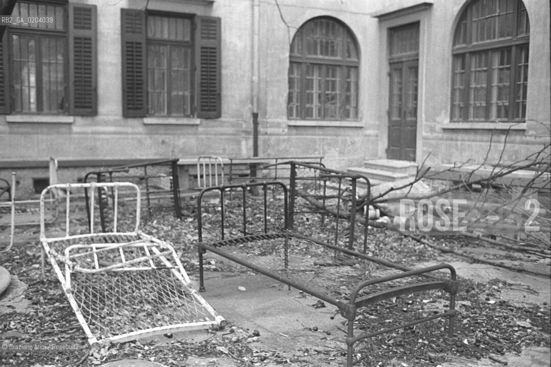 TRIESTE 1977 ESTERNI OSPEDALE PSICHIATRICO TRIESTE © ARCHIVIO Graziano Arici/Rosebud2  LETTI FERRI VECCHI GIARDINO OSPEDALE PSICHIATRICO TRIESTE FRANCO BASAGLIA