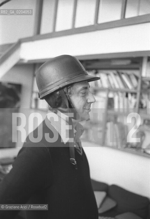 PARIGI 1977 FRANCO BASAGLIA CON ELMETTO © ARCHIVIO Graziano Arici/Rosebud2  PSICHIATRA FRANCO BASAGLIA OSPEDALE PSICHIATRICO TRIESTE