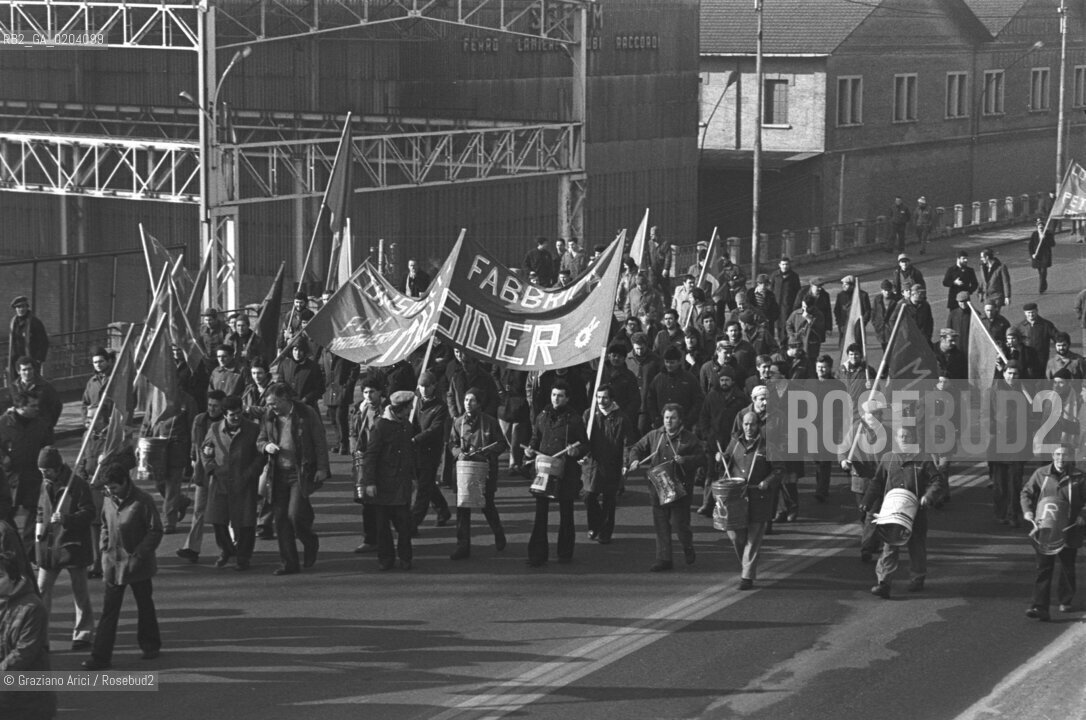 MARGHERA 1978 SCIOPERO MONTEDISON © ARCHIVIO Graziano Arici/Rosebud2  SCIOPERO OPERAI FABBRICA MONTEDISON MARGHERA MANIFESTAZIONE FUOCO STRISCIONI