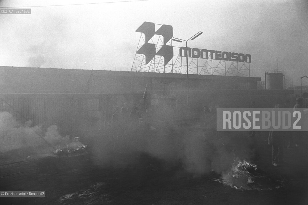 MARGHERA 1978 SCIOPERO MONTEDISON © ARCHIVIO Graziano Arici/Rosebud2  SCIOPERO OPERAI FABBRICA MONTEDISON MARGHER MANIFESTAZIONE FUMO MS
