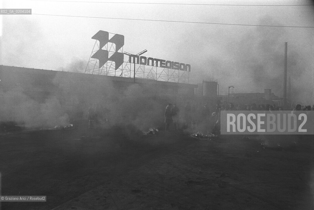 MARGHERA 1978 SCIOPERO MONTEDISON © ARCHIVIO Graziano Arici/Rosebud2  SCIOPERO OPERAI FABBRICA MONTEDISON MARGHER MANIFESTAZIONE FUMO