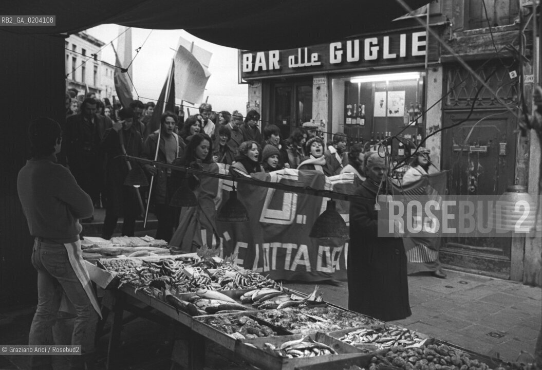 VENEZIA 1978 MANIFESTAZIONE PCI DONNE © ARCHIVIO Graziano Arici/Rosebud2  MANIFESTAZIONE DI PROTESTA FEMMINISTE PARTITO COMUNISTA ITALIANO EMANCIPAZIONE DONNE CORTEO PONTE DELLE GUGLIE STRADA NUOVA