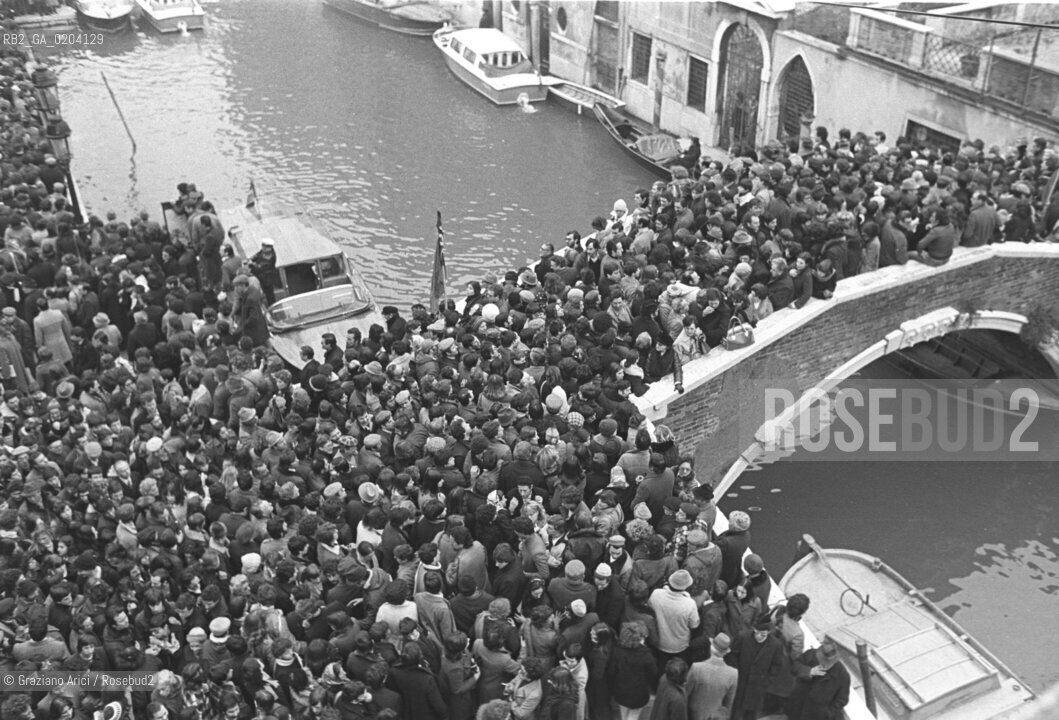 VENEZIA 1978 FUNERALE VITTIMA ATTENTATO © ARCHIVIO Graziano Arici/Rosebud2  BOMBA VENEZIA ATTENTATO GAZZETTINO VITTIMA FUNERALI SAN GIOVANNI E PAOLO FOLLA