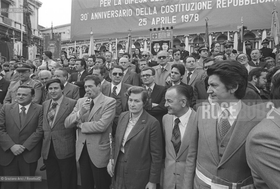 VENEZIA 1978 25 APRILE A SAN MARCO © ARCHIVIO Graziano Arici/Rosebud2  ANNIVERSARIO COSTITUZIONE REPUBBLICA PIAZZA SAN MARCO 30.000 PERSONE POLITICI LUCIANO LAMA CLAUDIO SIGNORILE TINA ANSELMI SINDACO VENEZIA MARIO RIGO