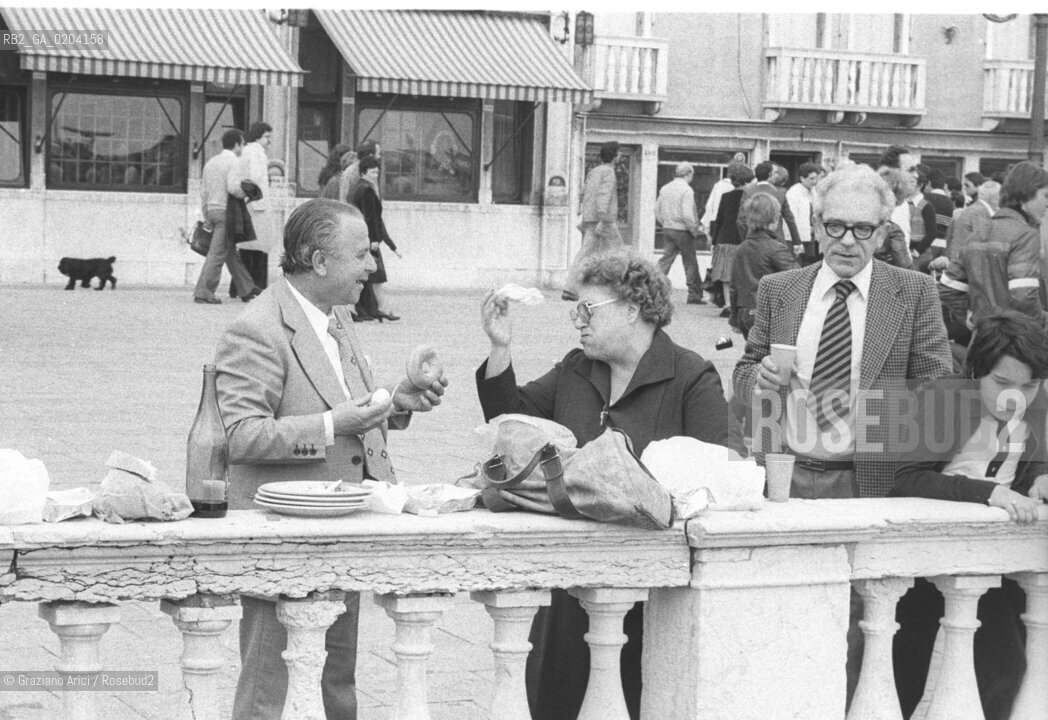 VENEZIA 1978 TURISTI IN RIVA DEGLI SCHIAVONI © ARCHIVIO Graziano Arici/Rosebud2  RIVA DEGLI SCHIAVONI TURISTI PRANZO AL SACCO