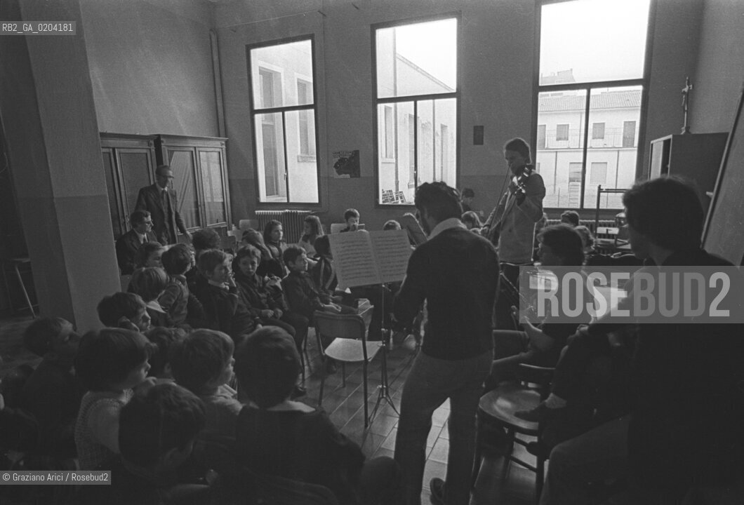 VENEZIA 1978 CORSO DI MUSICA COMUNE © ARCHIVIO Graziano Arici/Rosebud2  CORSO MUSICA COMUNE BAMBINI SCUOLA INSEGNANTI