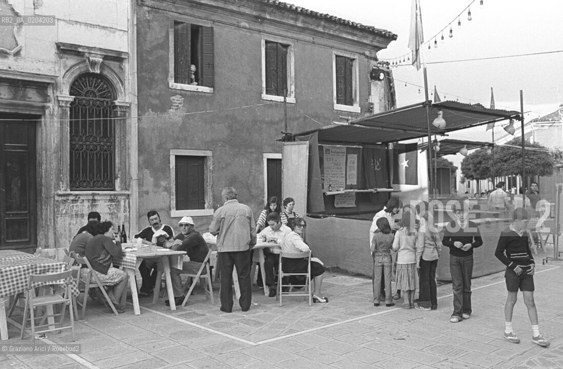 VENEZIA 1978 FESTA UNITA E PESCA A MURANO © ARCHIVIO Graziano Arici/Rosebud2  FESTA PCI UNITA PESCA GIOCO BAMBINI MURANO