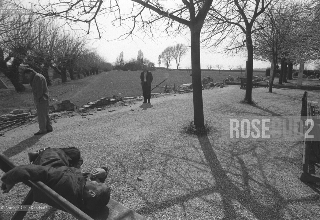 VENEZIA 1979 PAZIENTI DELLOSPEDALE DI SAN CLEMENTE IN GIARDINO © ARCHIVIO Graziano Arici/Rosebud2  ISOLA SAN CLEMENTE PAZIENTI OSPEDALE PSICHIATRICO