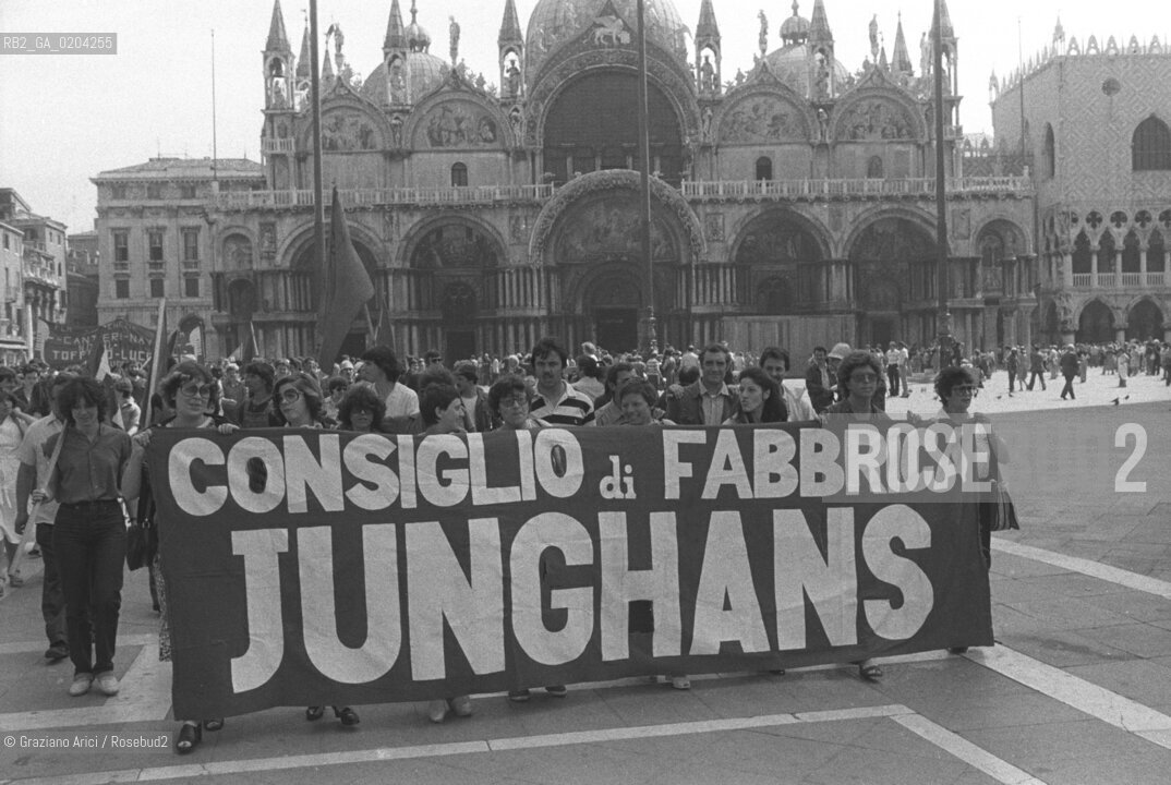 VENEZIA 1979 MANIFESTAZIONE OPERAI © ARCHIVIO Graziano Arici/Rosebud2  PROTESTA CONSIGLIO DI  FABBRICA JUNGHANS PIAZZA SAN MARCO