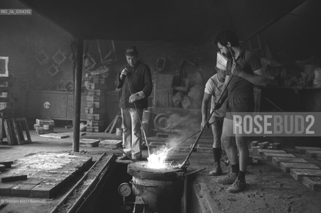 VENEZIA 1979 OPERAI CHE LAVORANO IN FONDERIA VALESE © ARCHIVIO Graziano Arici/Rosebud2  FONDERIA VALESE ARTIGIANATO CENTRO STORICO