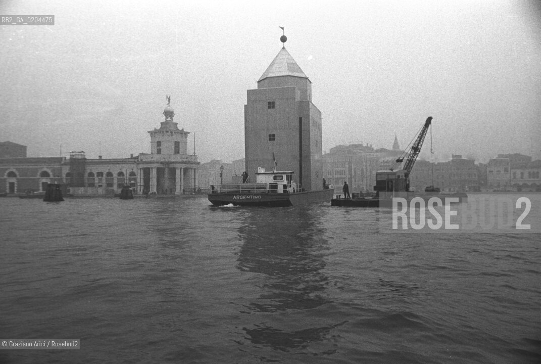 VENEZIA 1979 OPERA IL GRAN TEATRO DEL MONDO DELLARCHITETTO DESIGNER ALDO ROSSI © ARCHIVIO Graziano Arici/Rosebud2  BIENNALE 79 TEATRO BARCA TEATRO GALLEGGIANTE LAGUNA
