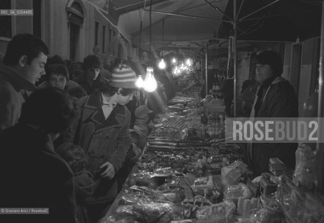 VENEZIA 1979 BANCARELLE A RIALTO © ARCHIVIO Graziano Arici/Rosebud2  MERCATO DI RIALTO PERSONE VENDITORI BANCERELLE