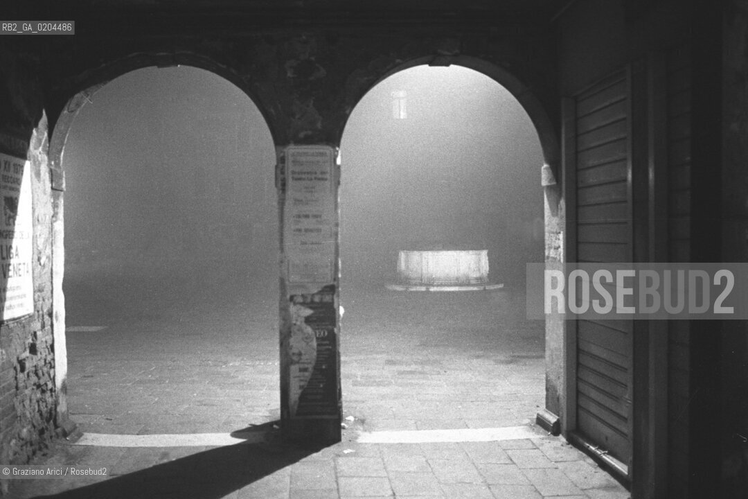 VENEZIA 1979 NOTTURNA CON NEBBIA DI VENEZA © ARCHIVIO Graziano Arici/Rosebud2  VENEZIA ARCHI POZZO CAMPO