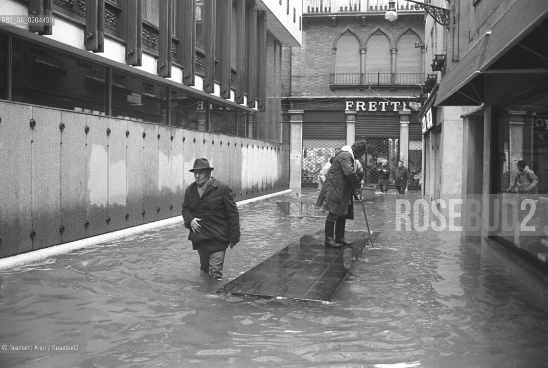 VENEZIA 1979 ACQUA ALTA A VENEZIA © ARCHIVIO Graziano Arici/Rosebud2  ALTA MAREA DISAGI PROBLEMI VENEZIA PASSERELLA