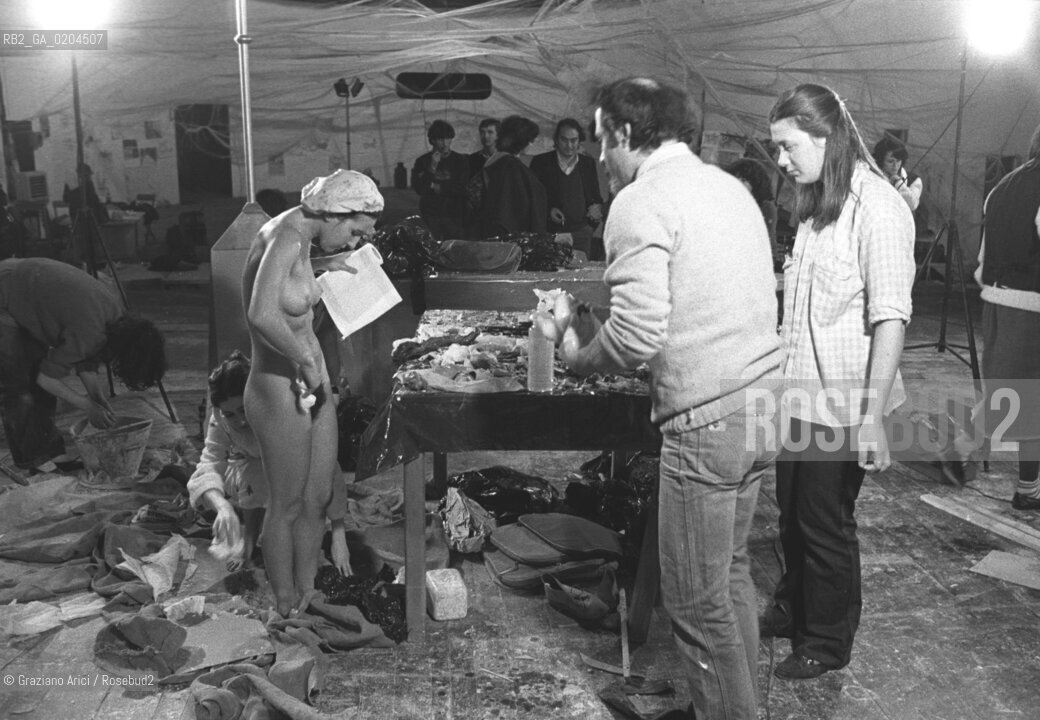 VENEZIA 1980 DONATO SARTORI BIENNALE TEATRO © ARCHIVIO Graziano Arici/Rosebud2  BIENNALE 80 TEATRO PERFORMANCE ALLESTIMENTO MASCHERE CALCHI CORPI NUDI CARNEVALE TEATRINO PALAZZO GRASSI