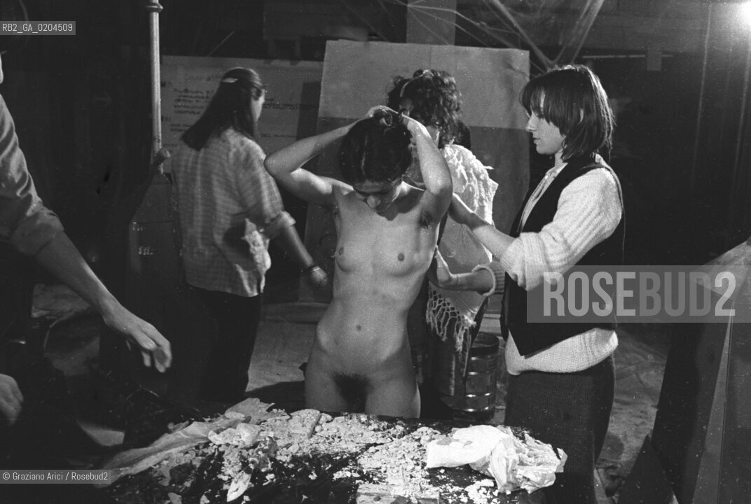 VENEZIA 1980 ALLESTIMENTO PER BIENNALE TEATRO CON DONATO SARTORI © ARCHIVIO Graziano Arici/Rosebud2  BIENNALE 80 TEATRO PERFORMANCE ALLESTIMENTO MASCHERE CALCHI CORPI NUDI CARNEVALE TEATRINO PALAZZO GRASSI