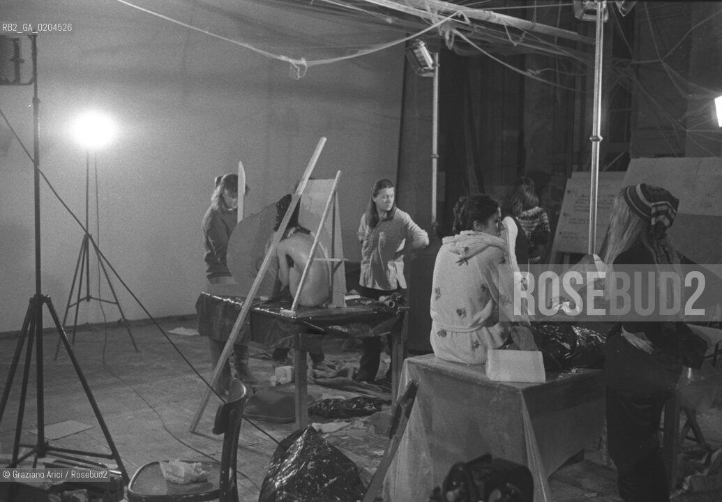 VENEZIA 1980 BIENNALE TEATRO CON DONATO SARTORI © ARCHIVIO Graziano Arici/Rosebud2  BIENNALE 80 TEATRO PERFORMANCE ALLESTIMENTO MASCHERE CALCHI CORPI NUDI CARNEVALE TEATRINO PALAZZO GRASSI