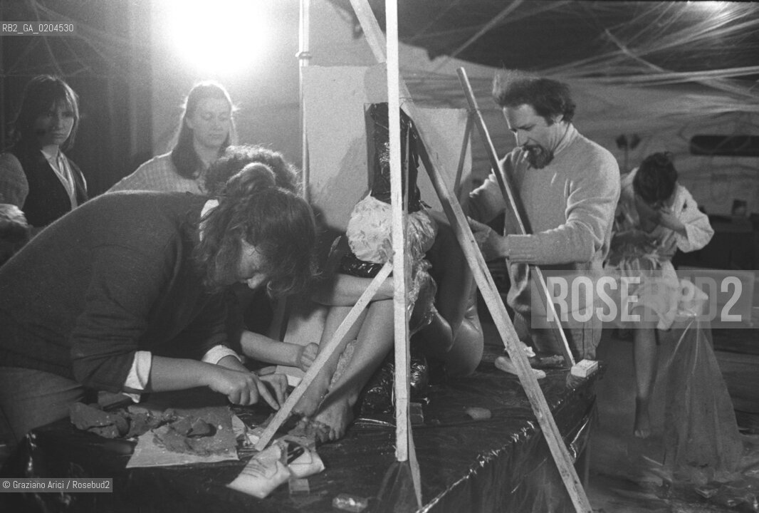 VENEZIA 1980 BIENNALE TEATRO CON DONATO SARTORI © ARCHIVIO Graziano Arici/Rosebud2  BIENNALE 80 TEATRO PERFORMANCE ALLESTIMENTO MASCHERE CALCHI CORPI NUDI CARNEVALE TEATRINO PALAZZO GRASSI