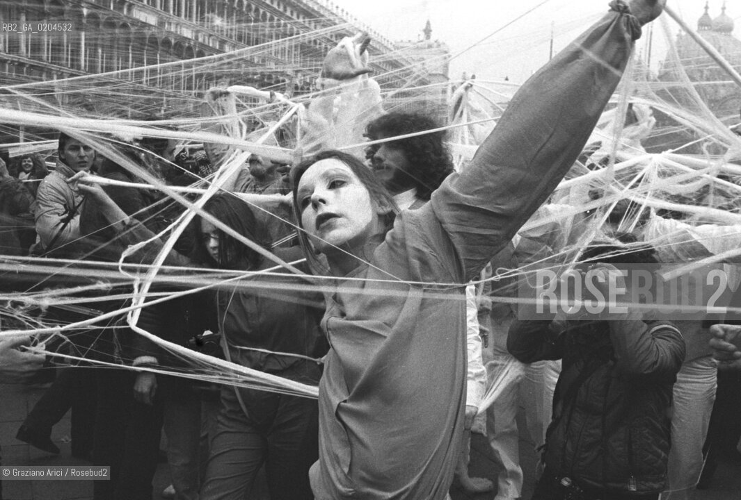 VENEZIA 1980 PERFORMANCE DIRETTA DA DONATO SARTORI © ARCHIVIO Graziano Arici/Rosebud2  BIENNALE 80 TEATRO LABORATORIO AMBIENTAZIONE PIAZZA SAN MARCO PERFORMANCE CARNEVALE MASCHERE