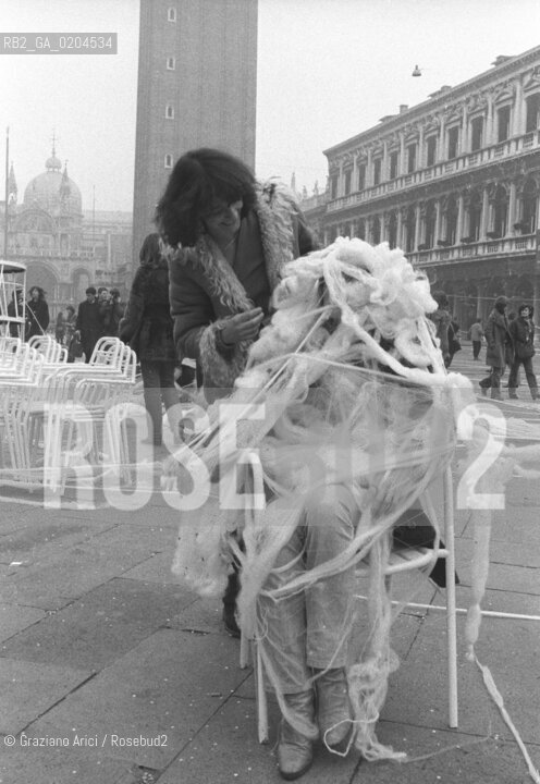 VENEZIA 1980 PERFORMANCE DIRETTA DA DONATO SARTORI © ARCHIVIO Graziano Arici/Rosebud2  BIENNALE 80 TEATRO LABORATORIO AMBIENTAZIONE PIAZZA SAN MARCO PERFORMANCE CARNEVALE MASCHERE
