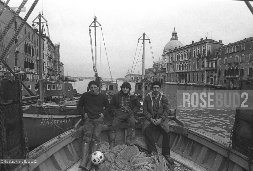 VENEZIA 1980 PROTESTA PESCATORI © ARCHIVIO Graziano Arici/Rosebud2  MANIFESTAZIONE PROTESTA PESCATORI CHIOGGIA BARCHE