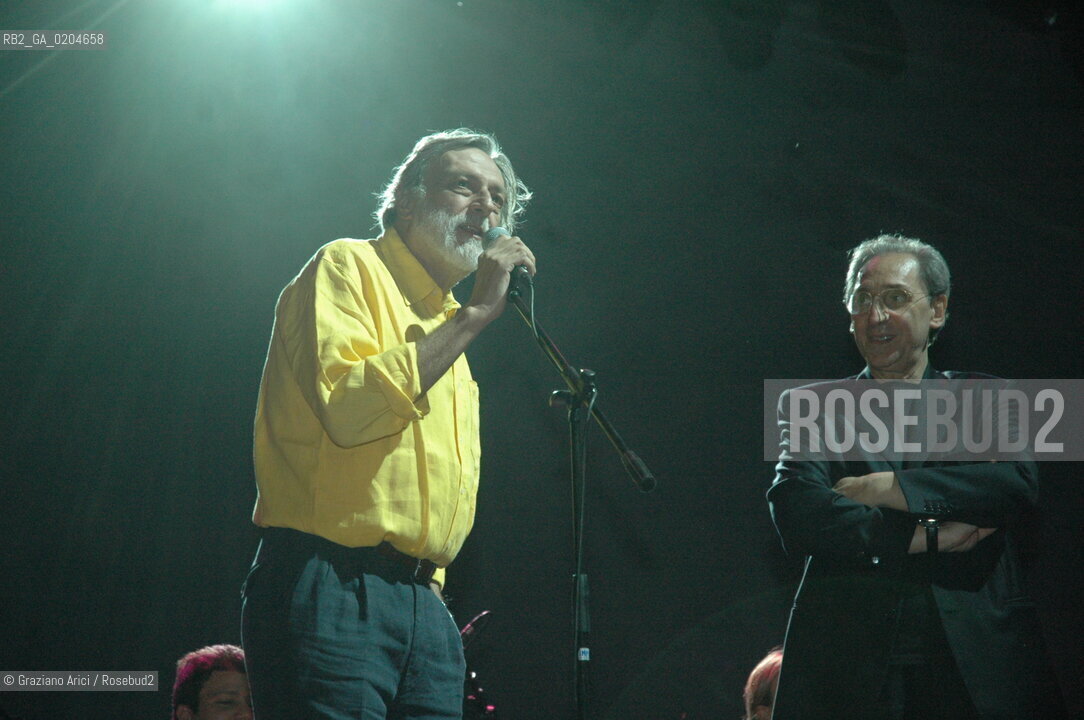 VENICE 5/07/07 - CONCERTO OF THE COMPOSER AND SINGER FRANCO BATTIATO WITH GINO STRADA, PRESIDENT OF EMERGENCY, IN ST. MARKS SQUARE ©Graziano Arici/Rosebud2 CANTANTE MUSICA POP ROCK
