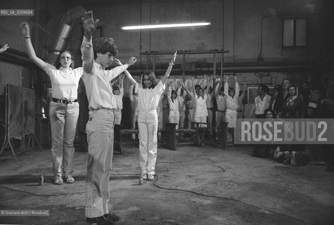 VENEZIA 1980 PERFORMANCE LEOPOLDO MAHLER © ARCHIVIO Graziano Arici/Rosebud2  TEATRO RAGAZZI PERFORMANCE MURANO FORNACI