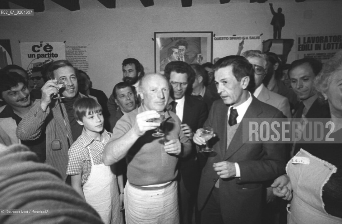 VENEZIA 1980 POLITICO ENRICO BERLINGUER A BURANO © ARCHIVIO Graziano Arici/Rosebud2  MANIFESTAZIONE POLITICA RINFRESCO