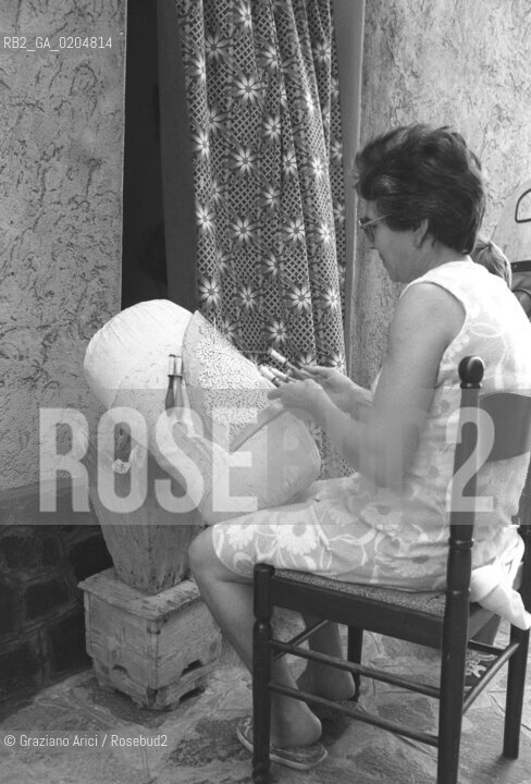 PELLESTRINA 1980 DONNA CHE LAVORA AL TOMBOLO © ARCHIVIO Graziano Arici/Rosebud2  ARTIGIANATO MERLETTI TOMBOLO