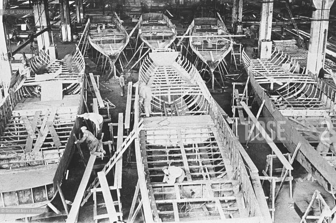 VENEZIA 1980 FOTO DARCHIVIO STORICO COSTRUZIONE DELLE BARCHE © ARCHIVIO Graziano Arici/Rosebud2  VAPORETTI IMBARCAZIONI ACNIL ACTV BATTELLI CANTIERE OPERAI