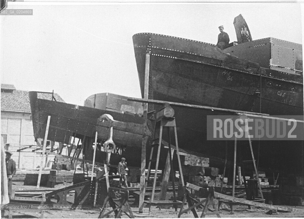 VENEZIA 1980 FOTO DARCHIVIO STORICO COSTRUZIONE DELLE BARCHE © ARCHIVIO Graziano Arici/Rosebud2  VAPORETTI IMBARCAZIONI ACNIL ACTV  CANTIERE OPERAI