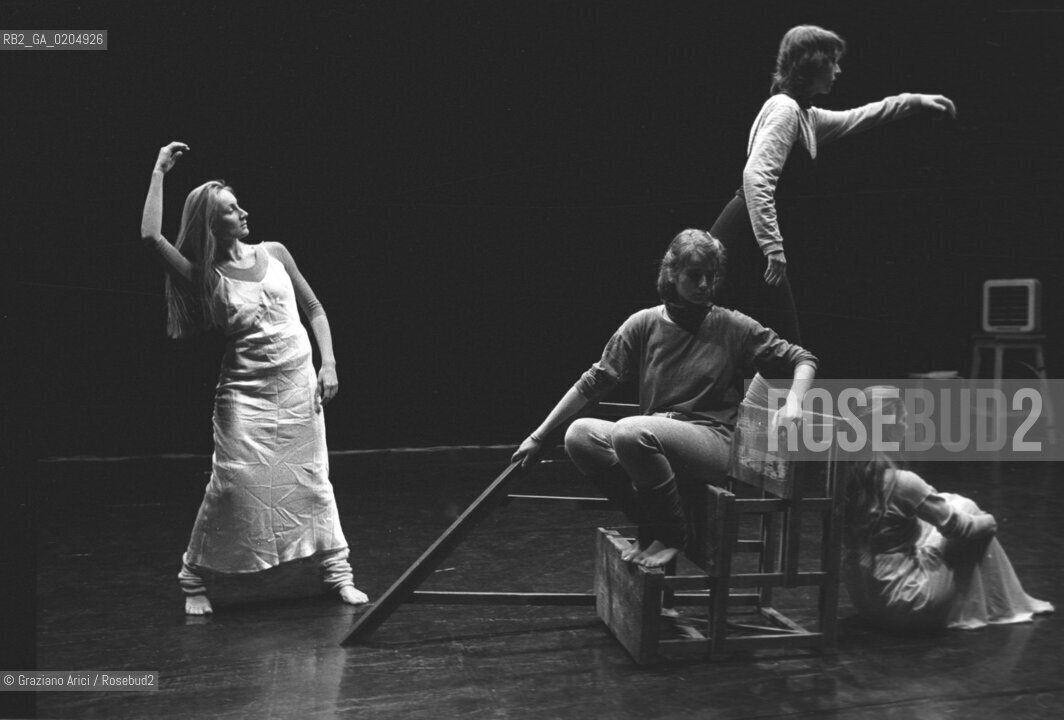 VENEZIA 1981 PROVE DI DANZA © ARCHIVIO Graziano Arici/Rosebud2  BIENNALE DANZA 81 PROVE BALLO TEATRO MALIBRAN DANZATRICE COREOGRAFA CAROLYN CARSON