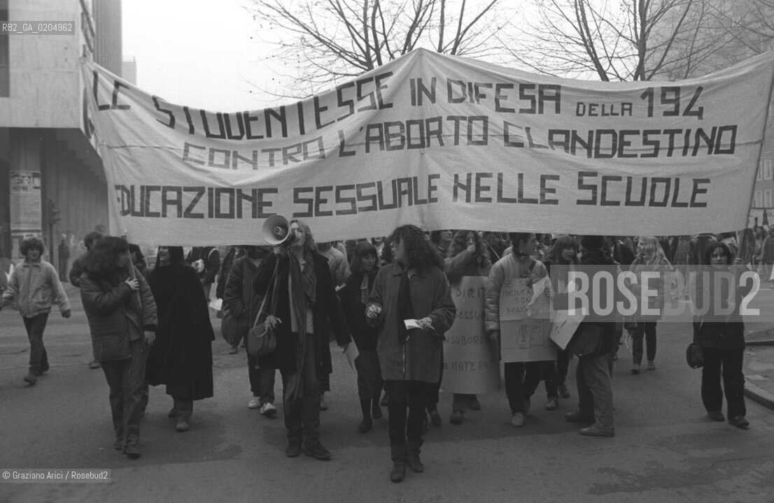 MESTRE 1981 STRISCIONE ALLA MANIFESTAZIONE DI PROTESTA PER I REFERENDUM SULLABORTO © ARCHIVIO Graziano Arici/Rosebud2  FESTA DELLA DONNA 8 MARZO MANIFESTAZIONE CORTEO FEMMINISMO DIRITTI STUDENTESSE
