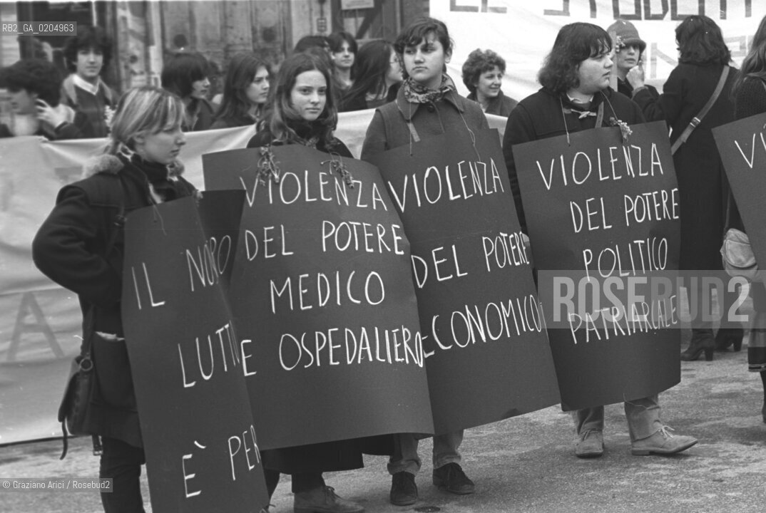 MESTRE 1981 CARTELLI ALLA MANIFESTAZIONE DI PROTESTA PER I REFERENDUM SULLABORTO © ARCHIVIO Graziano Arici/Rosebud2  FESTA DELLA DONNA 8 MARZO MANIFESTAZIONE CORTEO FEMMINISMO DIRITTI RAGAZZE
