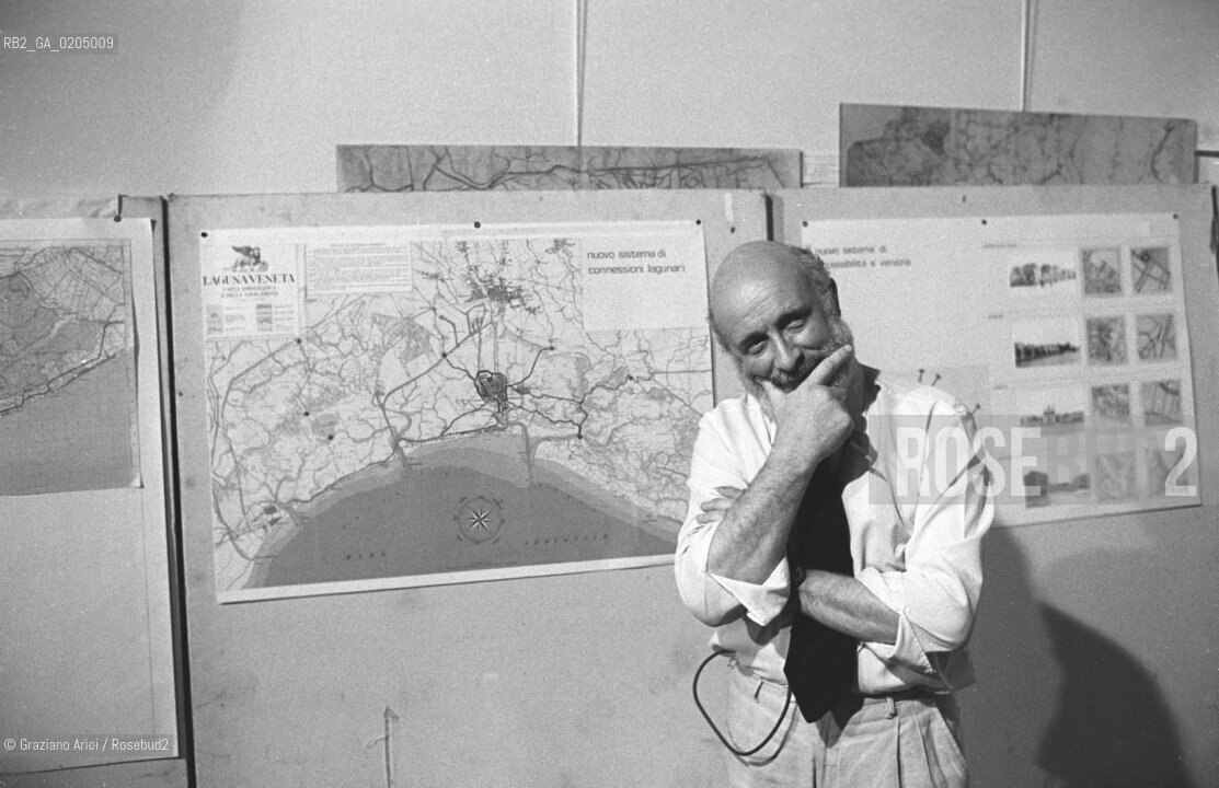 VENEZIA 1981 ARCHITETTO VITTORIO GREGOTTI © ARCHIVIO Graziano Arici/Rosebud2  CENTRO CULTURALE CASA DEI TRE OCI GIUDECCA CONVEGNO FIUME PO