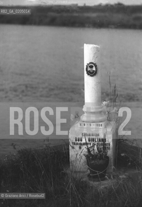 VENEZIA 1981 TOMBA DI DUO GIULIANO © ARCHIVIO Graziano Arici/Rosebud2  DELTA DEL FIUME PO TOMBA CARABINIERE LAPIDE