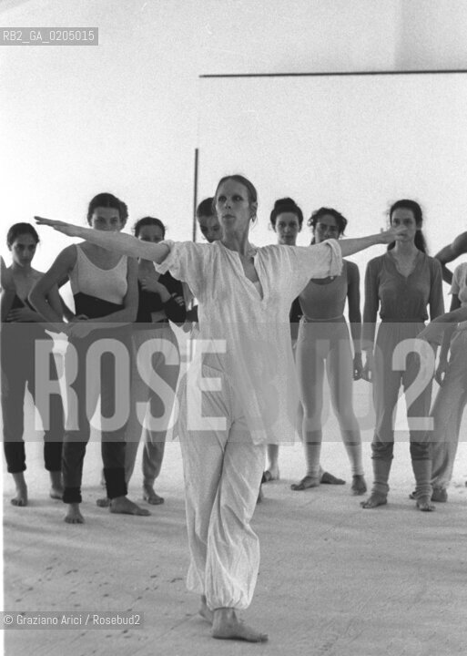 VENEZIA 1981 STAGE DI DANZA CON LA DANZATRICE COREOGRAFA CAROLYN CARSON © ARCHIVIO Graziano Arici/Rosebud2  BIENNALE DANZA 81 STAGE CANTIERI NAVALI
