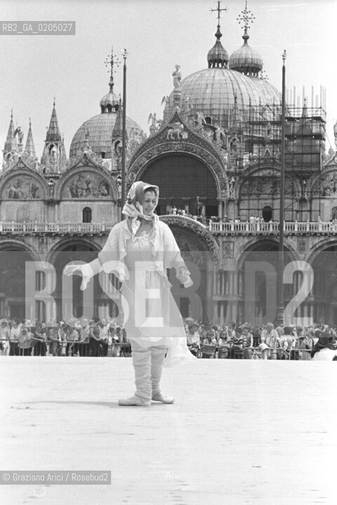 VENEZIA 1981 BALLERINA CARLA FRACCI © ARCHIVIO Graziano Arici/Rosebud2  SPETTACOLO BALLETTO  BALLERINA PIAZZA SAN MARCO BIENNALE DANZA 81 PATRICIA MCBRIDE MARCIA HAYDEE