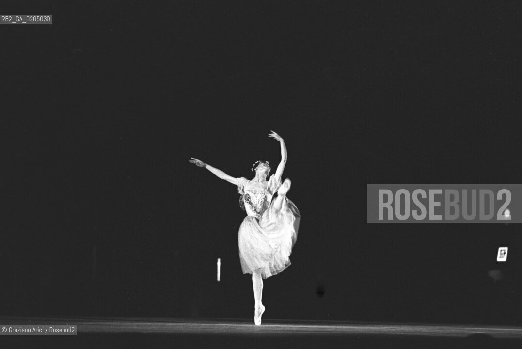 VENEZIA 1981 BALLERINA ELISABETTA TERABUST © ARCHIVIO Graziano Arici/Rosebud2  SPETTACOLO BALLETTO  GALA PIAZZA SAN MARCO BIENNALE DANZA 81 BALLERINO PETER SCHAUFUSS