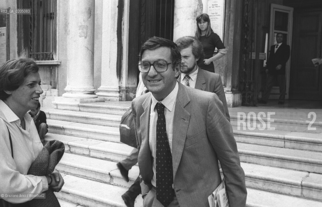 VENEZIA 1981 POLITICO GIORGIO LA MALFA CHE ESCE DALLA FENICE © ARCHIVIO Graziano Arici/Rosebud2  POLITICA TEATRO LA FENICE PARTITO REPUBBLICANO CONFERENZA SALE APOLLINEE