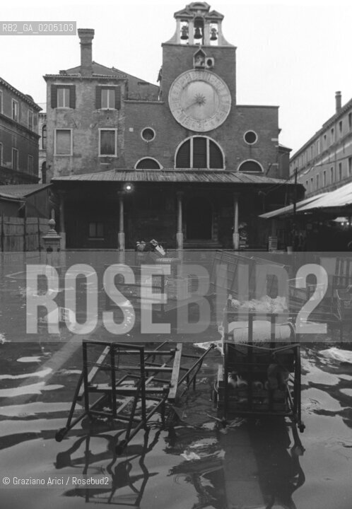 VENEZIA 1981 ACQUA ALTA A RIALTO © ARCHIVIO Graziano Arici/Rosebud2  ALTA MAREA PROBLEMI DISAGI VENEZIA MERCATO RIALTO