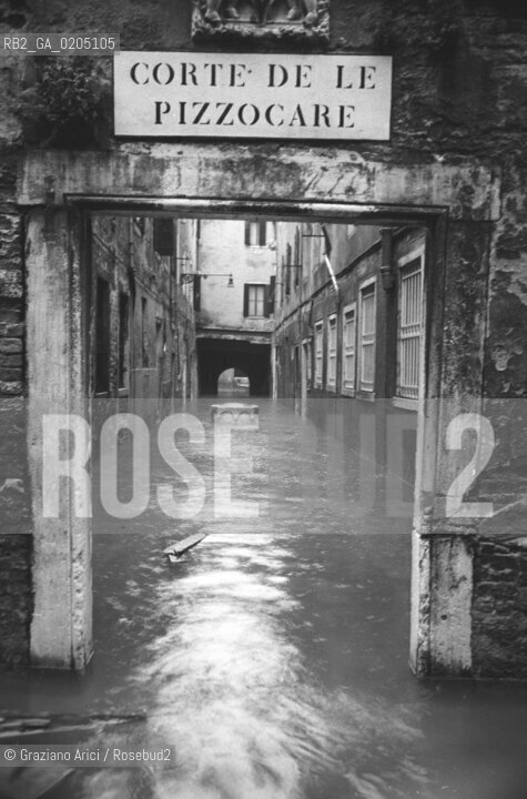 VENEZIA 1981 ACQUA ALTA © ARCHIVIO Graziano Arici/Rosebud2  ALTA MAREA CORTE DE LE PIZZOCARE