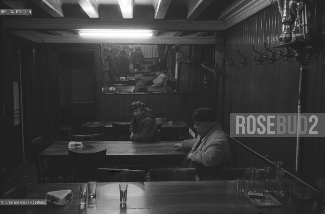 VENEZIA 1982 UOMINI IN UN BACARO VENEZIANO © ARCHIVIO Graziano Arici/Rosebud2  LOCALE TIPICO OSTERIA