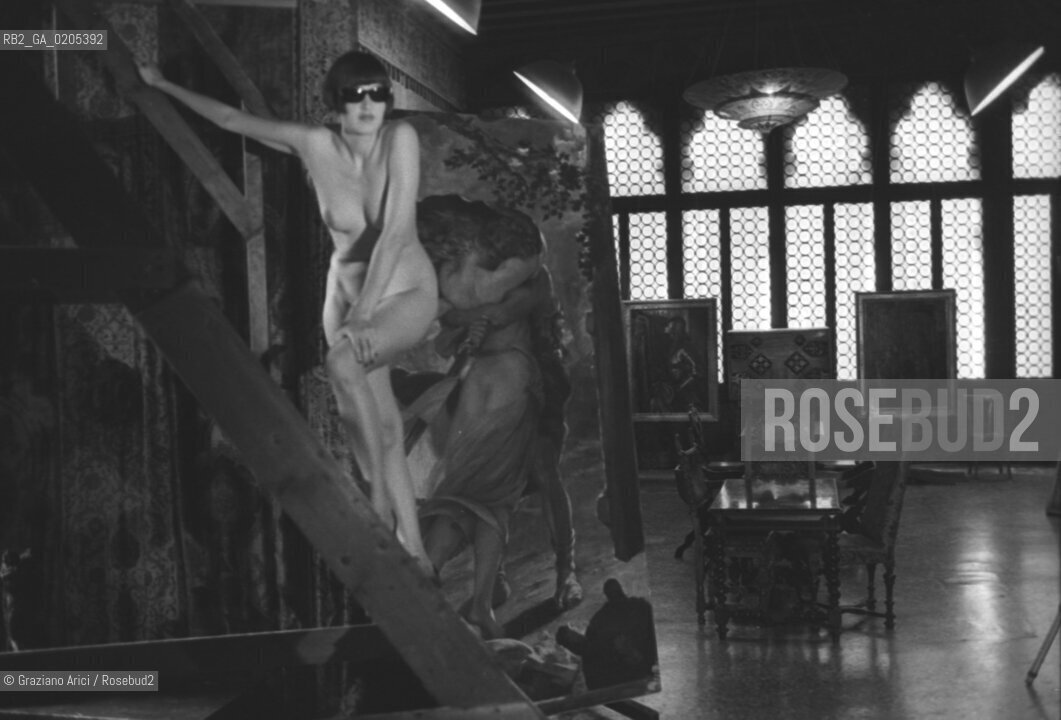 VENEZIA 1984 WORKS SHOP DEL FOTOGRAFO TEDESCO HELMUT NEWTON © ARCHIVIO Graziano Arici/Rosebud2  VENEZIA 79 LA FOTOGRAFIA WORKS SHOP PALAZZO FORTUNY MODELLA TOPLESS
