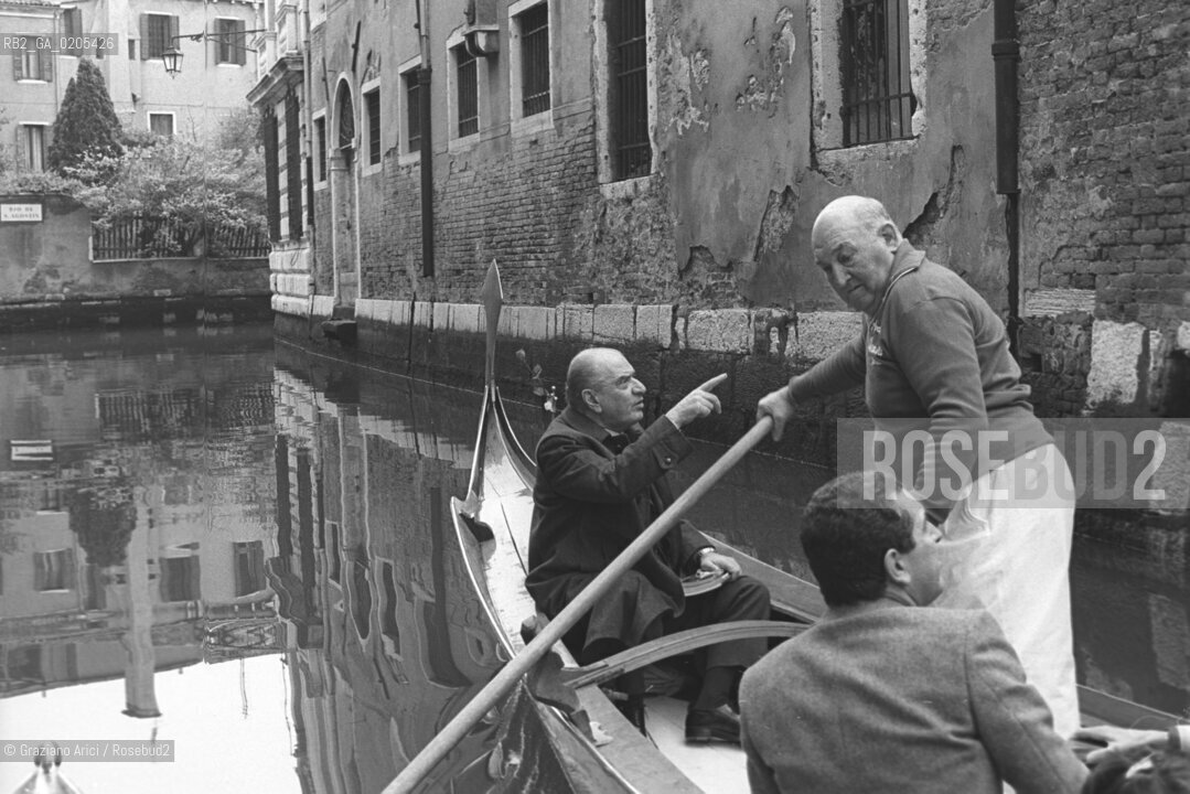 VENEZIA 1985 POLITICO MINISTRO BRUNO VISENTINI IN GONDOLA COL MAESTRO DASCIA NINO GIUPONI © ARCHIVIO Graziano Arici/Rosebud2  MOSTRA SQUERI E SQUERAIOLI  MAS